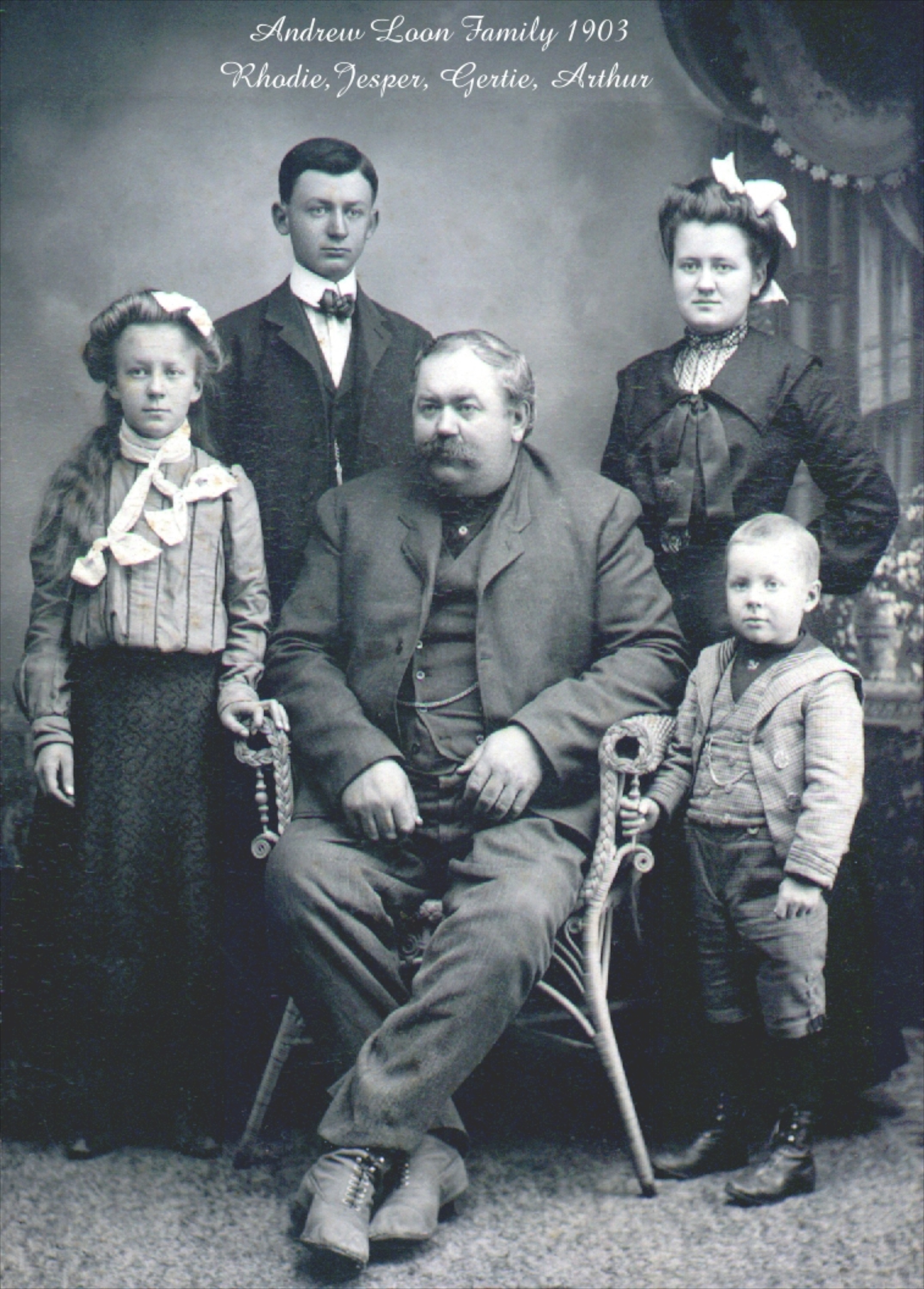 1903 Andrew Loon Family.jpg